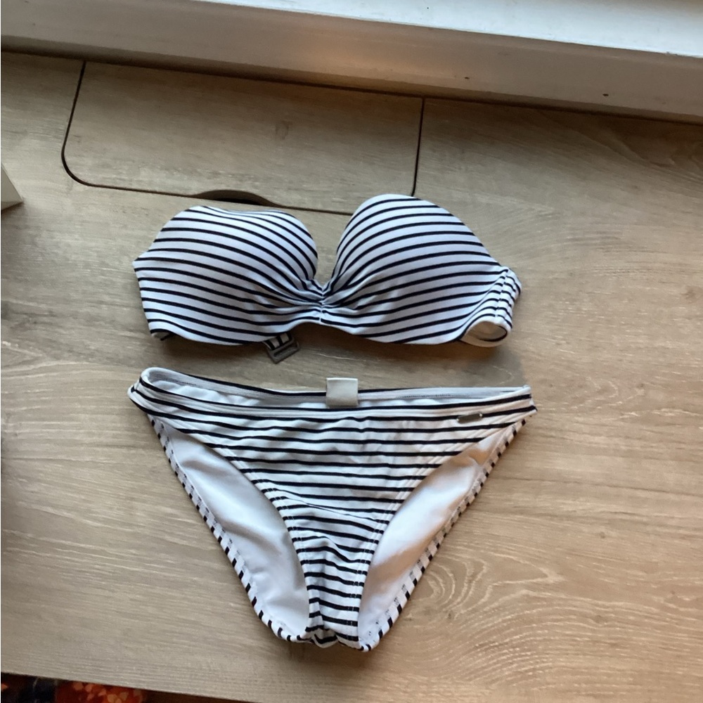 Hollister xs swimsuit. I’ve had this for years I just have never worn it.